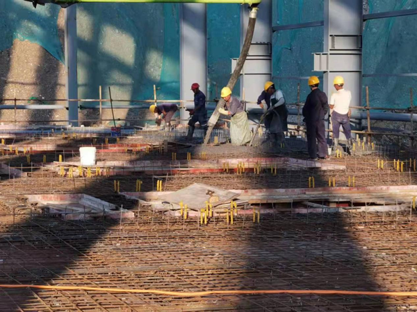 金磊項(xiàng)目篩分間4米平臺(tái)混凝土順利澆筑完成