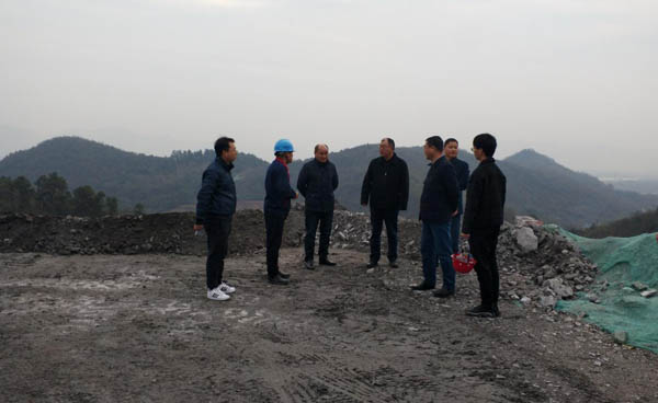 集團(tuán)公司黨委副書(shū)記、總經(jīng)理龔華東到矸石項(xiàng)目部視察 