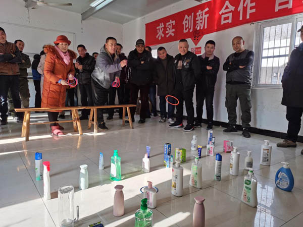 基層黨支部開(kāi)展“慶元旦 迎新春”趣味套圈活動(dòng) 基層黨支部開(kāi)展“慶元旦 迎新春”趣味套圈活動(dòng)