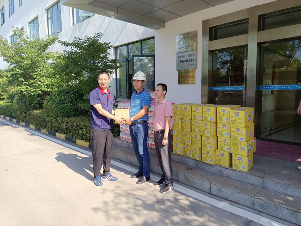 公司副總經(jīng)理到建材公司高溫慰問(wèn) 公司副總經(jīng)理到建材公司高溫慰問(wèn)